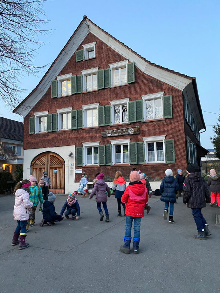 Pfadfinderheim in Altenstadt mit Kindern auf dem Vorplatz
