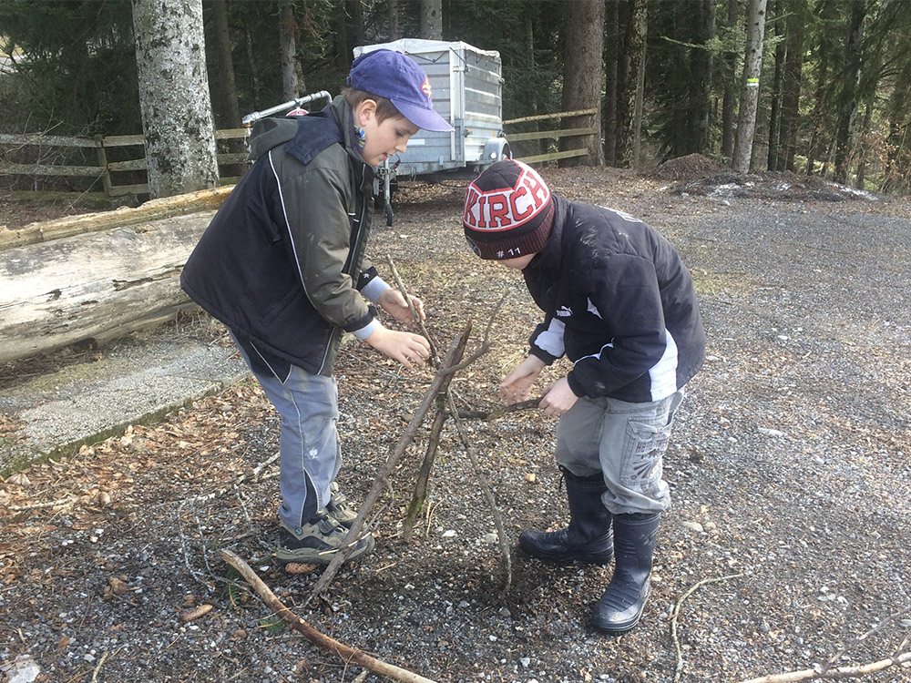 Zwei Jungen bauen was aus Stöcken