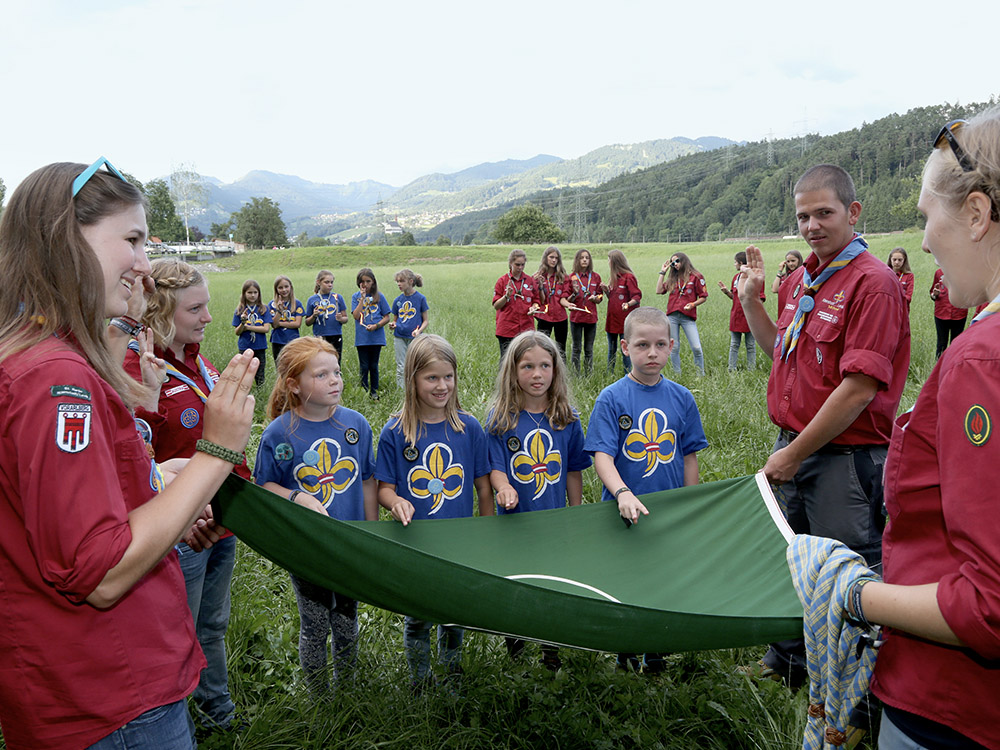 Pfadfinder legen das Versprechen ab