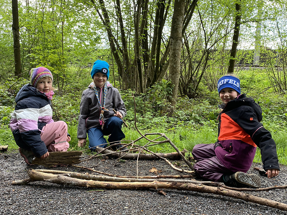 Pfadfinderkinder im Wald