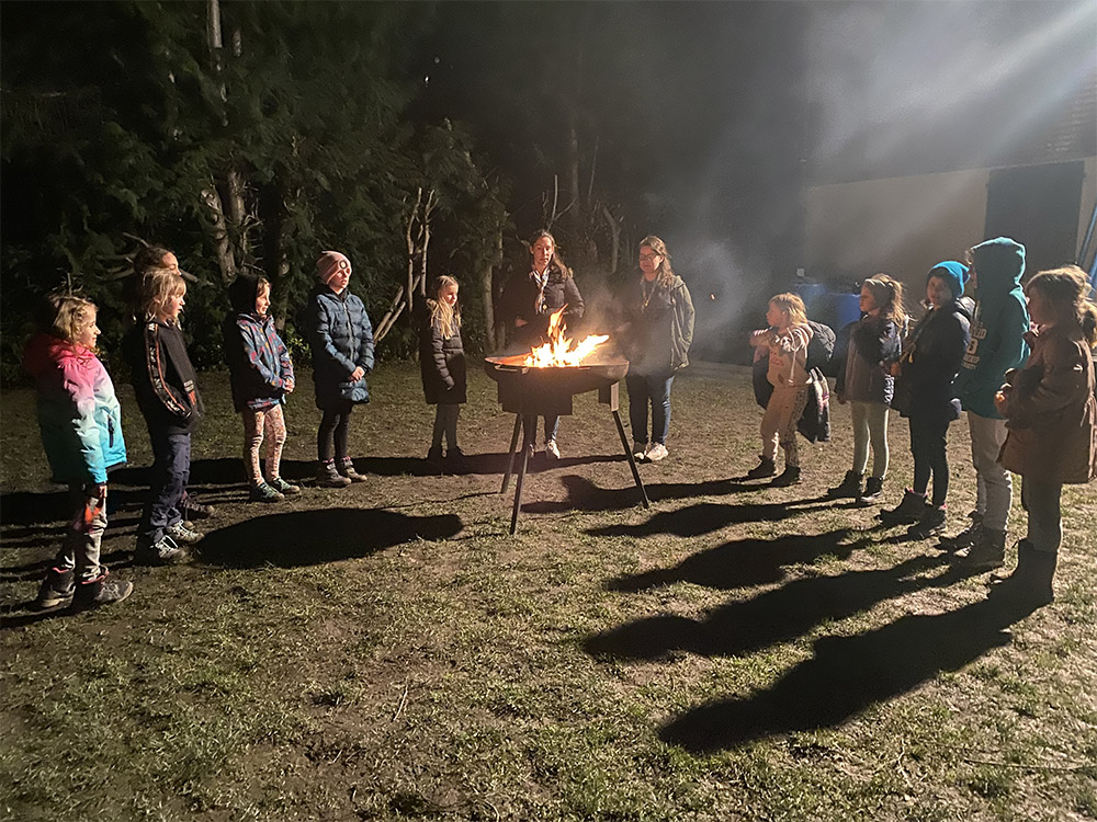 Pfadfinder am Lagerfeuer