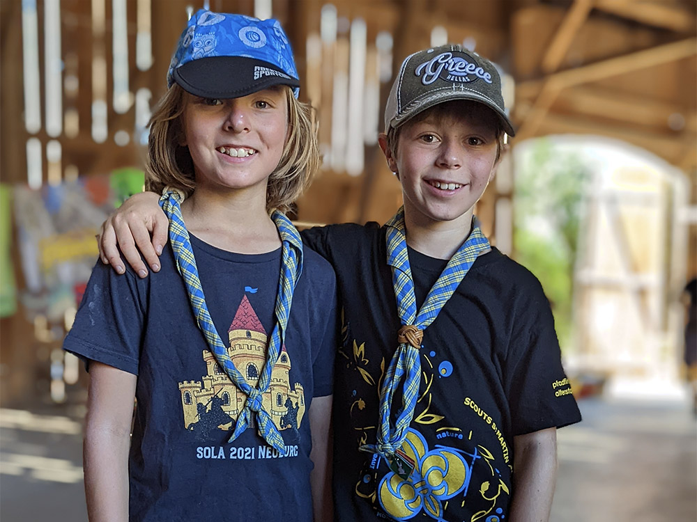 Zwei Pfadfinderjungs