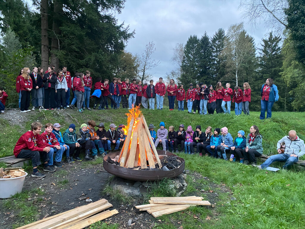 Pfadfinder am Lagerfeuer