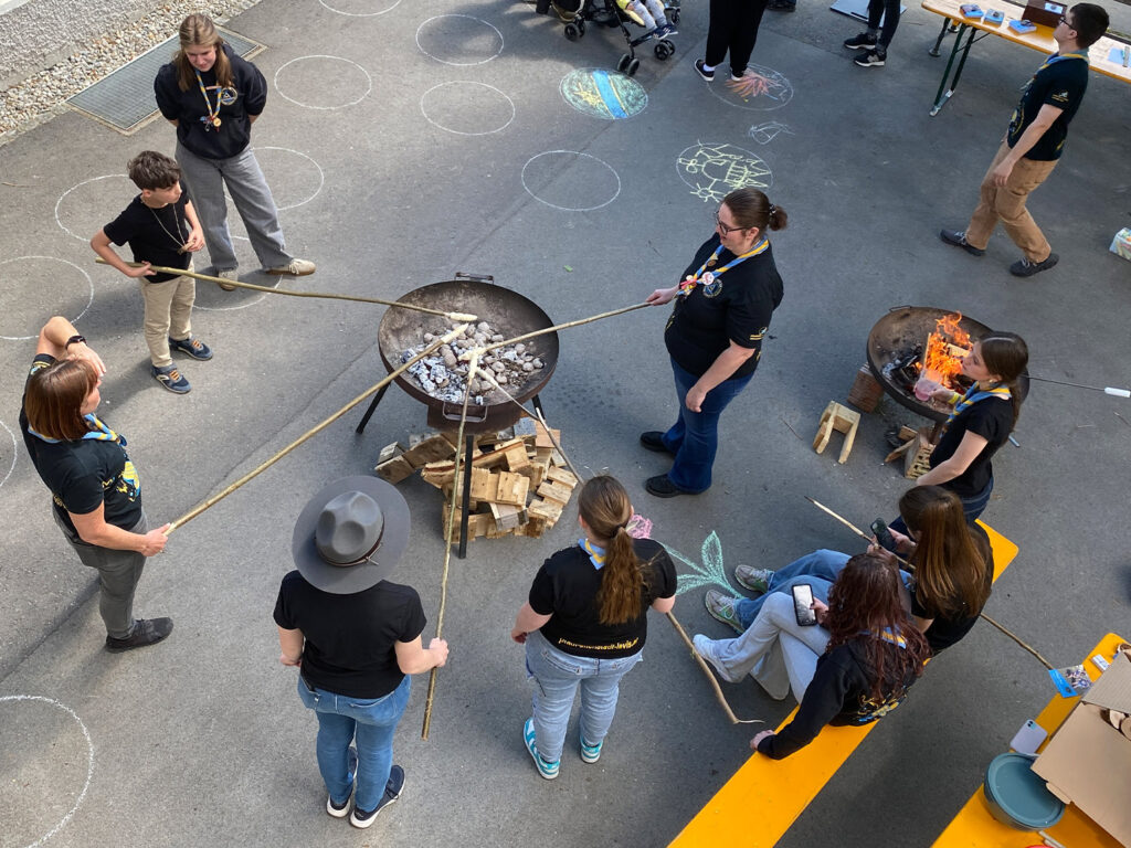 Pfadfinder am Lagerfeuer