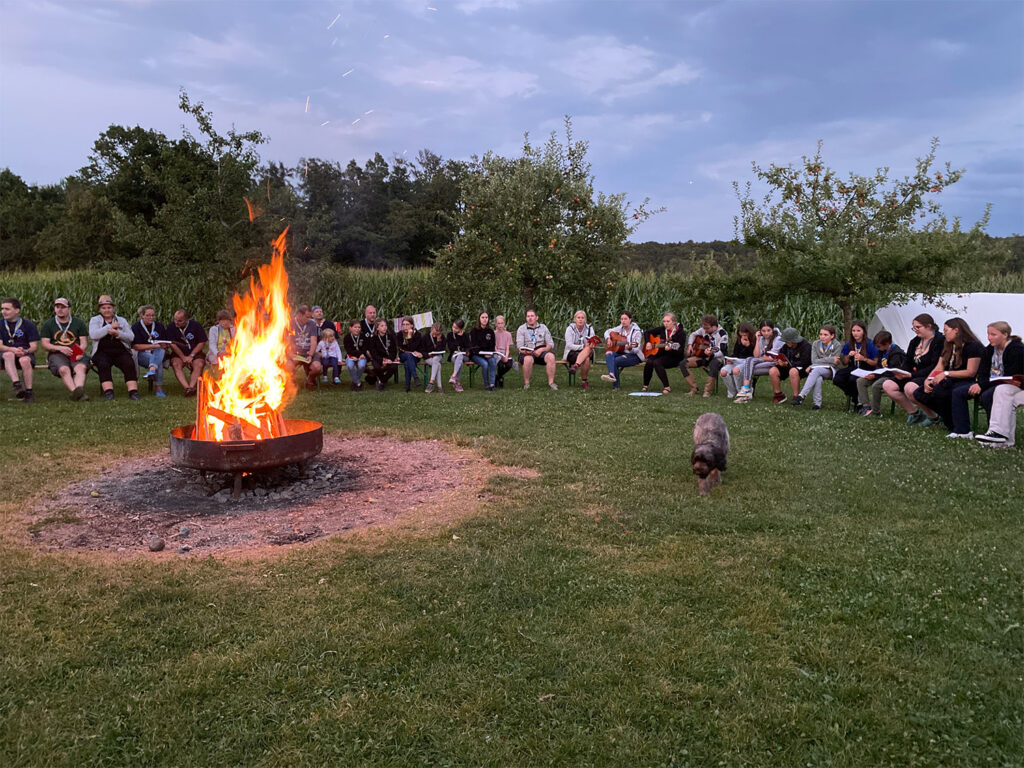 Pfadfinder am Lagerfeuer