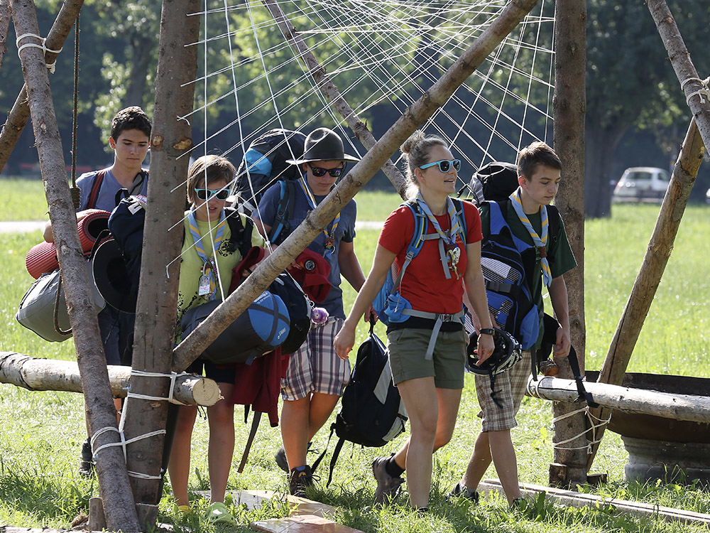 Pfadfinder gehen durch Lagerbaute