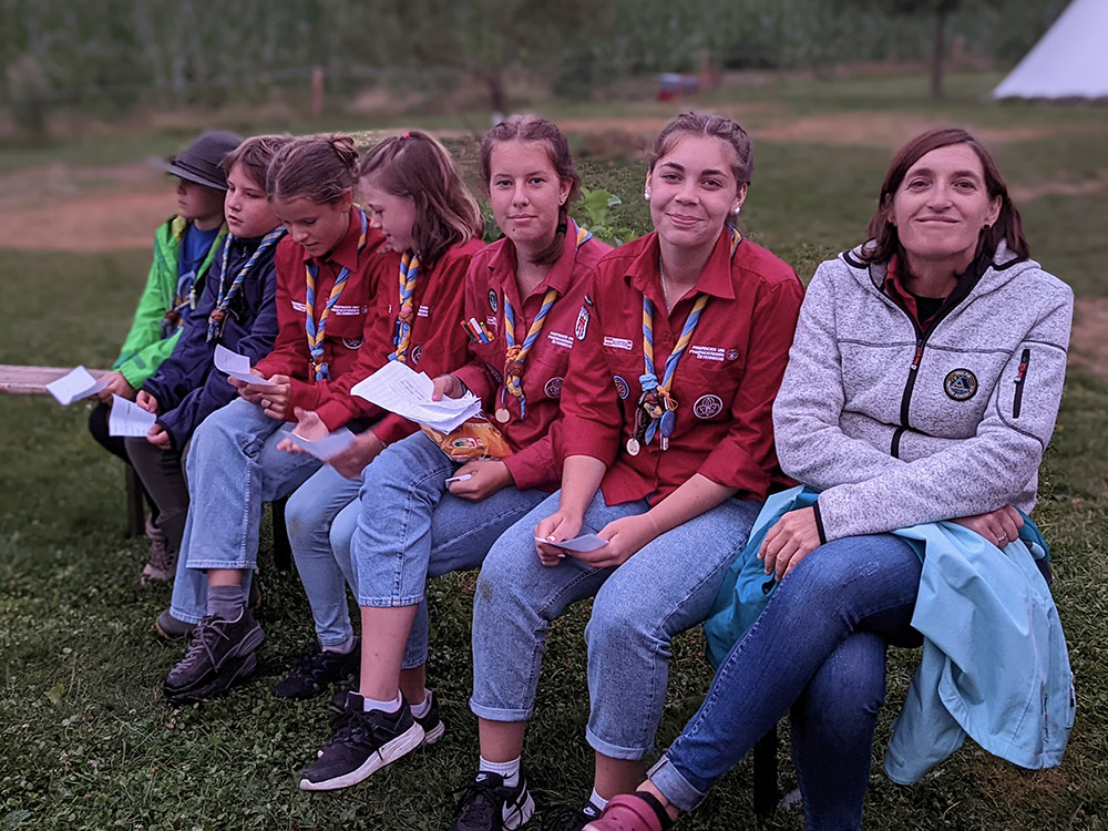 Pfadfinder am Lagerfeuer