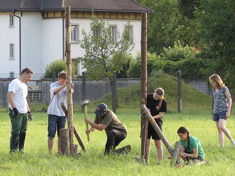 Pfadfinder am Lagertor aufbauen