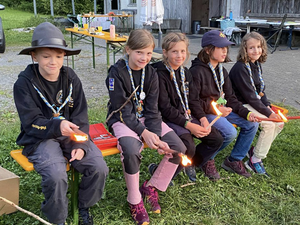 Pfadfinder am Lagerfeuer