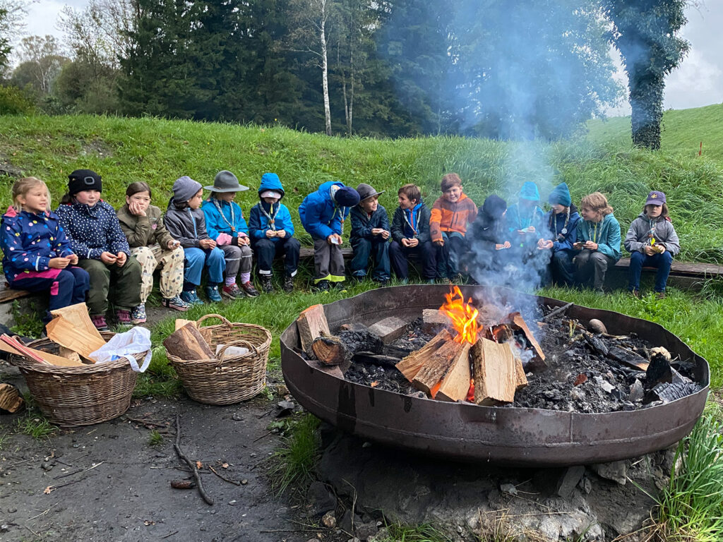 Pfadfinder am Lagerfeuer