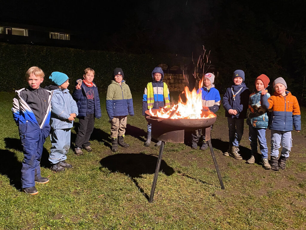 Pfadfinder am Lagerfeuer