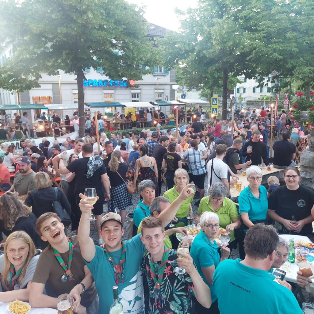 Fotos vom Fest, viele Leute