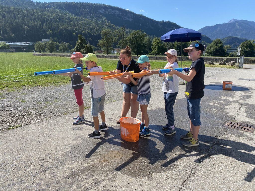 Kinder mit Wasserspritzpistolen