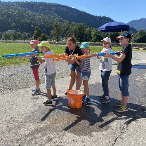 Kinder mit Wasserspritzpistolen