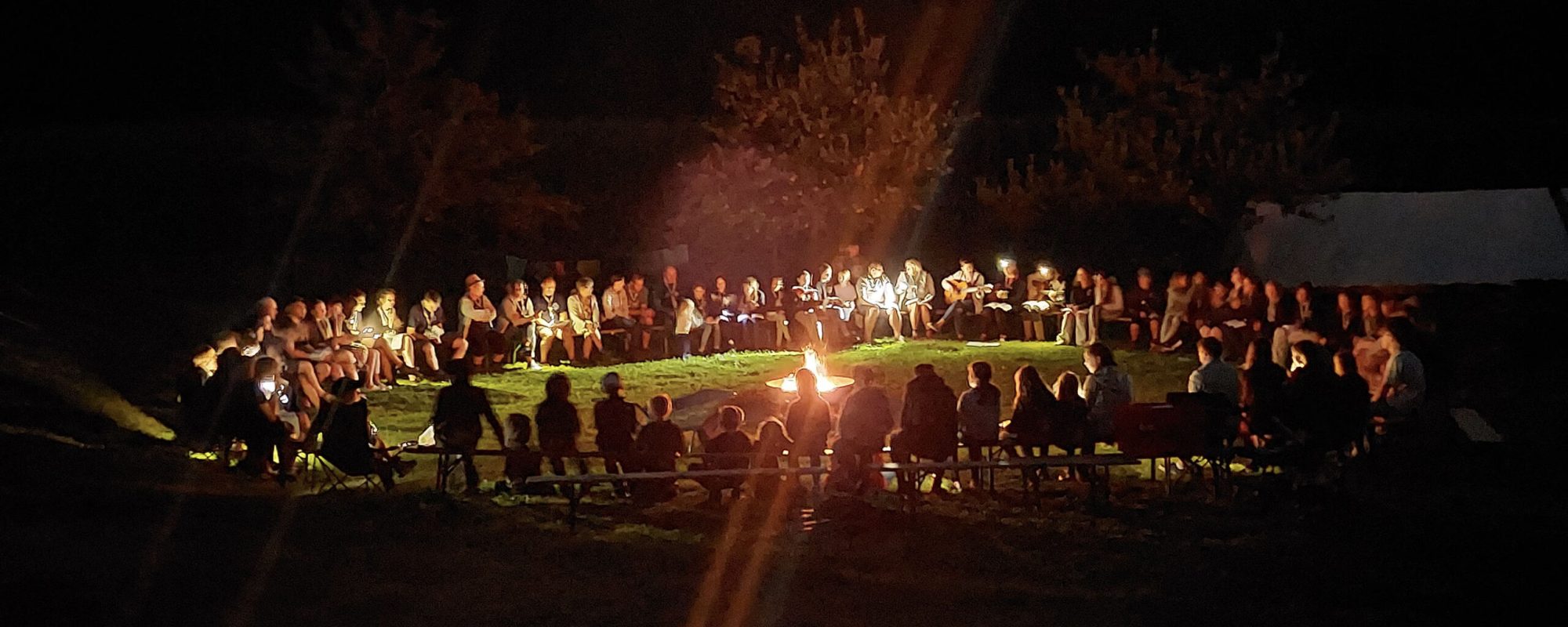 Pfadfinder am Lagerfeuer