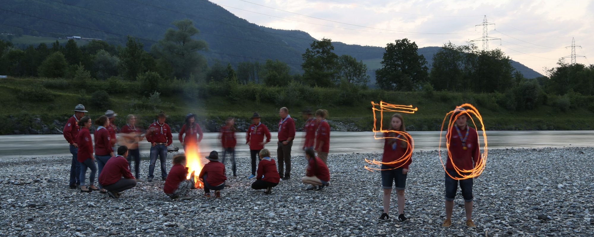 Pfadfinder am Lagerfeuer