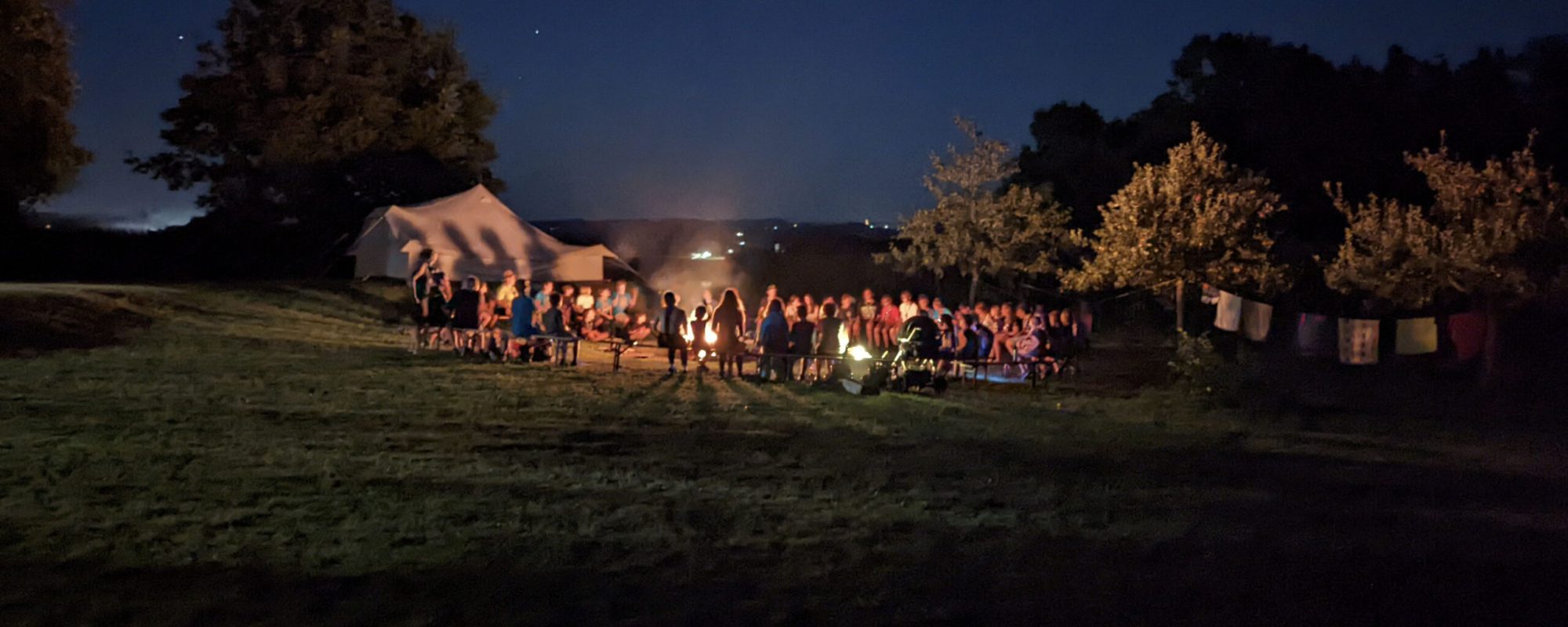 Pfadfinder am Lagerfeuer