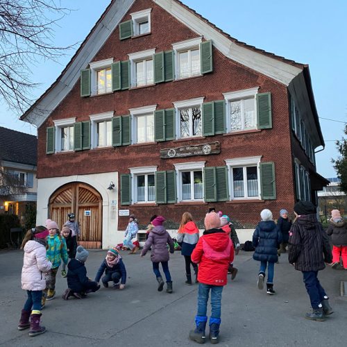 Pfadfinderheim in Altenstadt mit Kindern auf dem Vorplatz